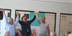Geldern: Bauchrender Michael Schmidt vor applaudierendem Publikum.