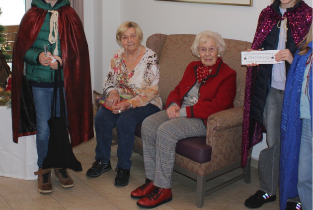 Geldern: Bewohnerinnen neben Sternsingern.