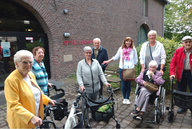 Krefeld: Ausflugsgruppe vor Spielzeugmuseum.