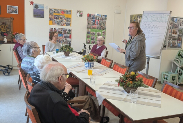 Krefeld: BewohnerInnen konzentriert beim Gedächtnistraining