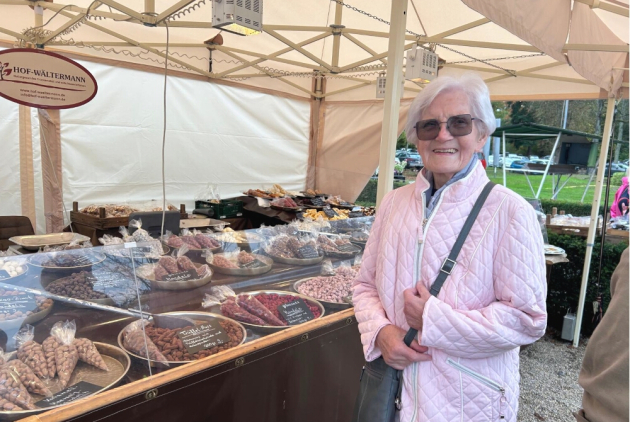 Krefeld: Bewohnerin an Spezialitätenstand beim Krefelder Herbstzauber.