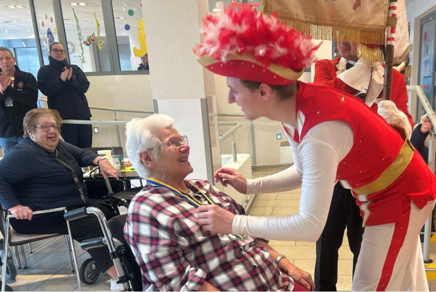 Krefeld: Karnevalist ehrt Bewohnerin mit Orden.