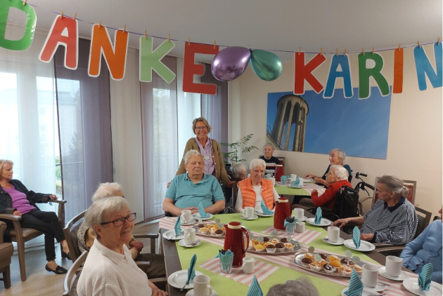 Neuwied: BewohnerInnen sagen Danke Karin bei Gebäck und Kaffee.
