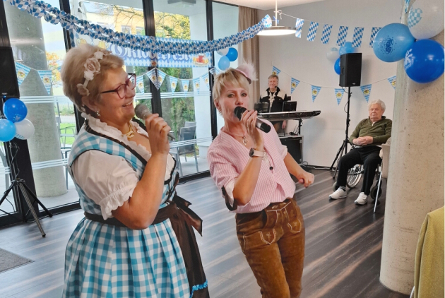 Neuwied: Mitarbeiterinnen singen im Duett auf dem Oktoberfest.