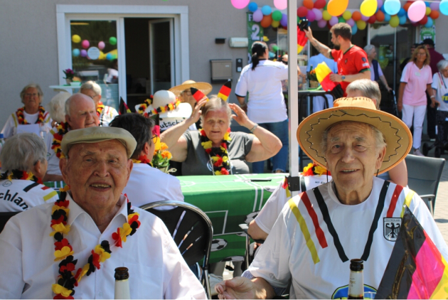 Geldern: BewohnerInnen in Trikots beim Sommerfest.