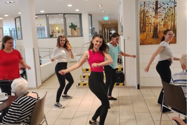 Krefeld: MusicalschülerInnen tanzen im hauseigenen Restaurant.