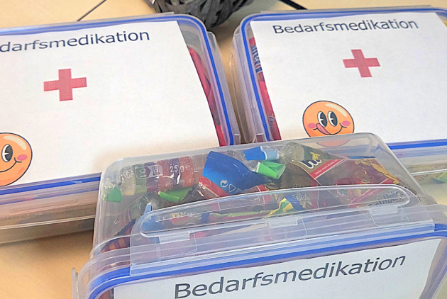 Krefeld: Süßes als "Bedarfsmedikation" in Boxen.
