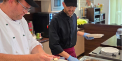 Krefeld: Mitarbeiter servieren italienisches Essen.