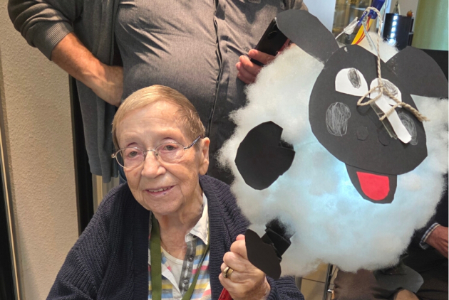 Krefeld: Bewohnerin mit Schafs-Laterne.