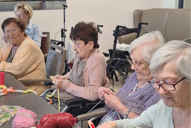 Neuwied: Bewohnerinnen stricken gemeinsam.