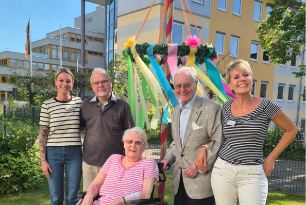 Neuwied: BewohnerInnen und MitarbeiterInnen vor Maibaum.
