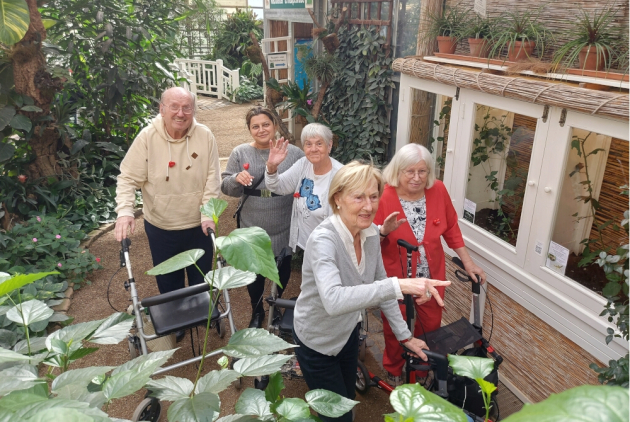Neuwied: Ausflugsgruppe im Garten der Schmetterlinge in Sayn.