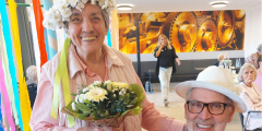 Dorsten: Maipaar mit Blumen vor Maibaum.