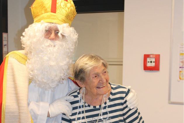 Geldern: Sankt Martin umarmt Bewohnerin.