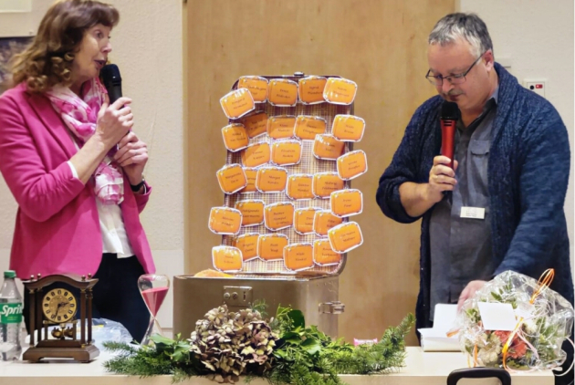 Krefeld: MitarbeiterInnen vor Koffer bei der Besinnung.