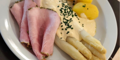Krefeld: Spargel mit Schinken, Soße und Kartoffeln auf Teller.
