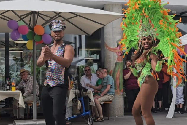 Neuwied: Sambatanzende auf der Terrasse beim Sommerfest.