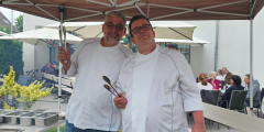 Neuwied: Küchenmitarbeiter draußen am Grill.