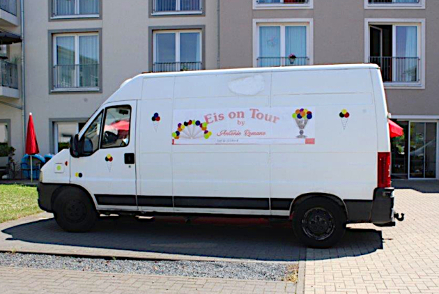 Geldern: Eiswagen im Innenhof.