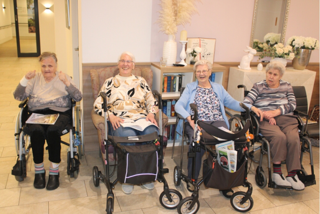 Geldern: Bewohnerinnen feiern abends Ostern im Foyer.
