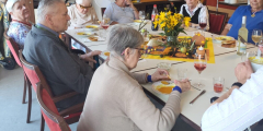 Krefeld: bewohnerInnen essen bei Dämmerschoppen Kürbissuppe.