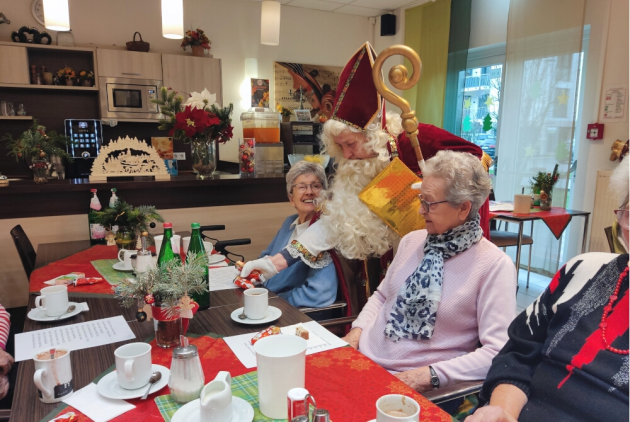 Krefeld: Nikolaus verteilt Geschenke an Bewohnerinnen.