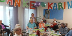 Neuwied: BewohnerInnen sagen Danke Karin bei Gebäck und Kaffee.