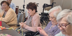 Neuwied: Bewohnerinnen stricken gemeinsam.