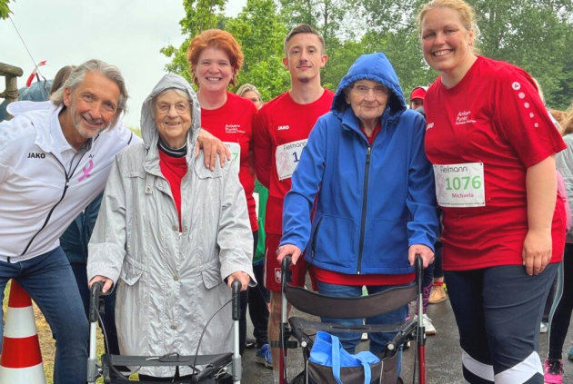 Dorsten: Seniorinnen am Rollator zwischen LäuferInnen beim Brustkrebsspendenlauf – Quelle: Alexandra Schlohbohm Dorstener Zeitung, Verlag Lensing-Wolff GmbH & Co. KG.