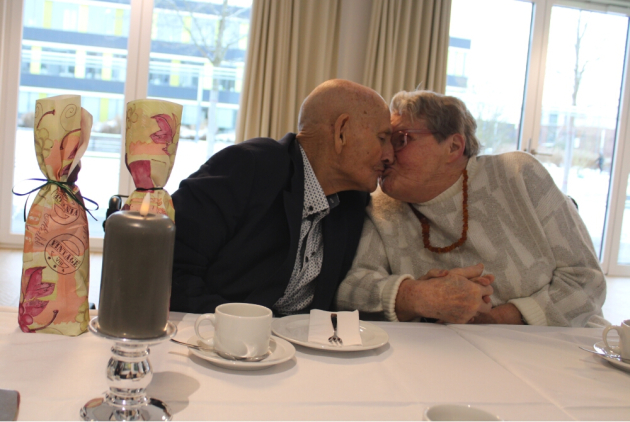 Ehepaar Dyk feiert Jubiläum mit Kuss