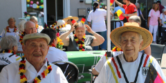Geldern: BewohnerInnen in Trikots beim Sommerfest.