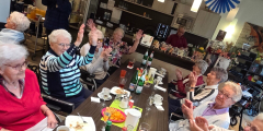 Krefeld: BewohnerInnen am Tisch feiern Oktoberfest im hauseigenen Restaurant.