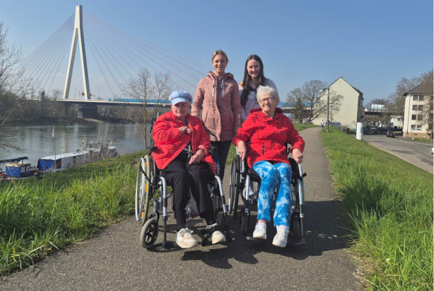 Neuwied: Bewohnerinnen und Mitarbeiterinnen auf Weg am Rhein.