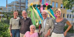 Neuwied: BewohnerInnen und MitarbeiterInnen vor Maibaum.