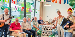 Neuwied: Engerser Rentnerband und Mitarbeiterin mit Geschenkewagen.