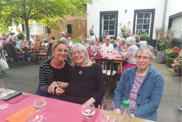 Neuwied: Bewohnerinnen und Mitarbeiterin auf dem Weingut Zwick.
