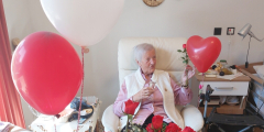 Dorsten: Bewohnerin zwischen Rosen und Luftballons.