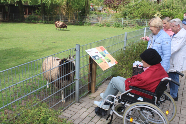 Geldern: Ausflugsgruppe vor Tiergehege.