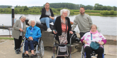 Geldern: BewohnerInnen mit Begleitung an der Maas in Arcen.