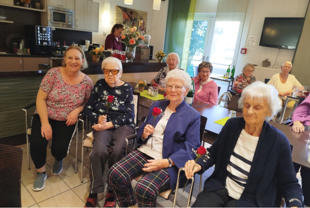 Krefeld: Bewohnerinnen mit Rosen in der Hand.