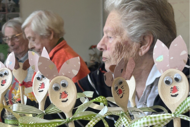 Krefeld: BewohnerInnen hinter Osterhasen gebastelt aus Kochlöffeln.