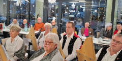 Neuwied: Veeh-HarfenspielerInnen beim Adventscafé.
