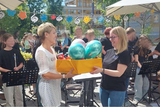 Neuwied: Nadja Körber überreicht Geschenk an Bläserklassen.