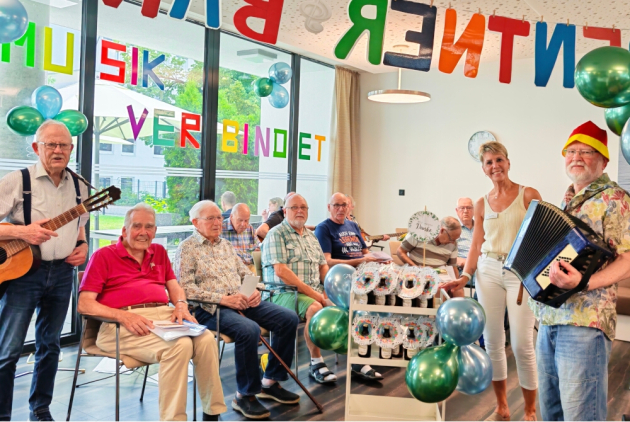 Neuwied: Engerser Rentnerband und Mitarbeiterin mit Geschenkewagen.
