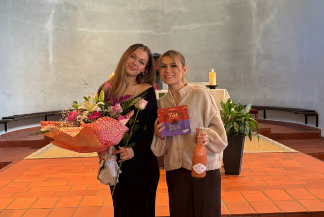 Dorsten: Pflegefachfrau Joanne Filipowski mit Blumenstrauß neben Claudia Grzesiak.