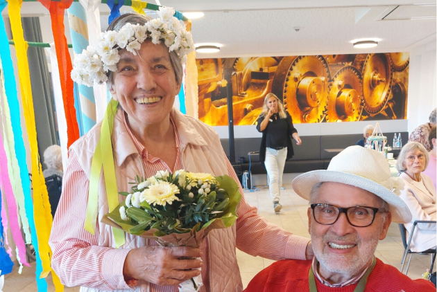 Dorsten: Maipaar mit Blumen vor Maibaum.