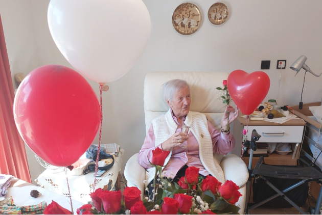 Dorsten: Bewohnerin zwischen Rosen und Luftballons.