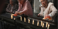 Geldern: Bewohnerinnen zünden Kerzen im Xantener Dom an.