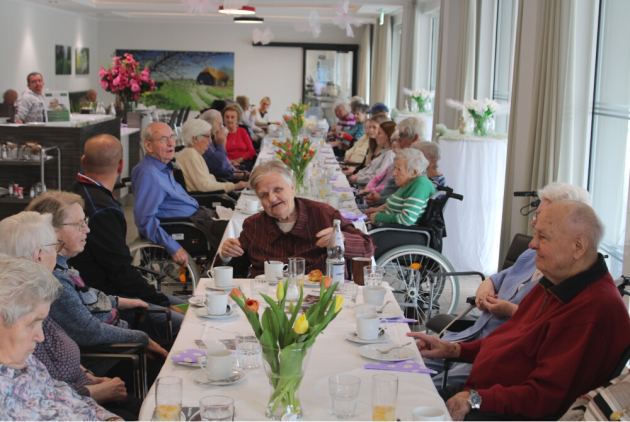 Geldern: BewohnerInnen im Restaurant am Musiknachmittag.