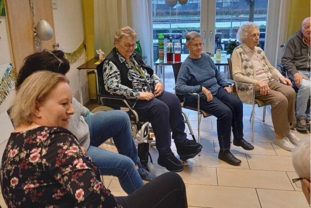 Krefeld: Bewohnerinnen und Bewohner sitzen im Kreis